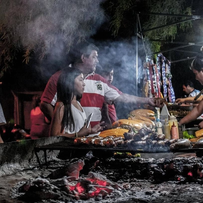 Además de oraciones y velas, hay comidas. Foto: @rapettisalik