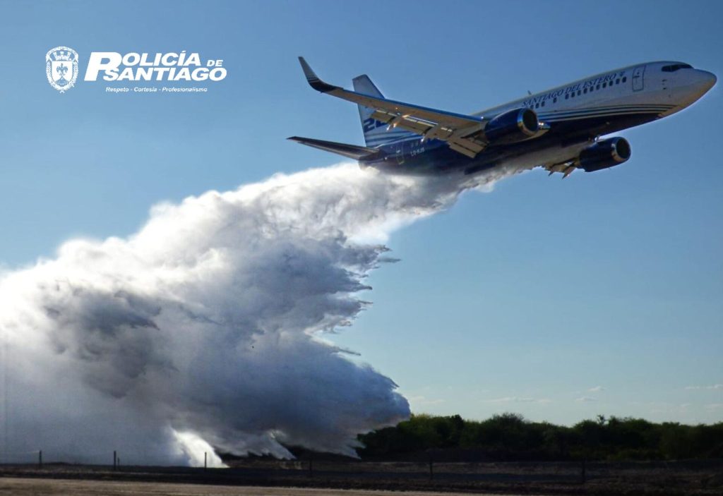 Bautismo de fuego: el Boeing 737 FireLiner apagó su primer incendio en Manogasta