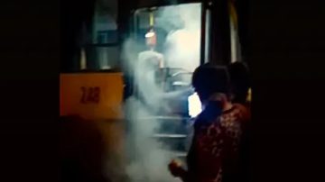 Evacuaron colectivo de la línea 25 de Mayo por riesgo de incendio en La Banda