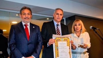 Marcelo Barbur recibe la distinción Ugarit en reconocimiento a su labor comunitaria
