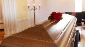 Una mujer fue declarada muerta y se despertó justo antes de ingresar al crematorio