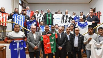 Realizaron la entrega de camisetas a clubes que participarán en el Torneo Regional Federal Amateur