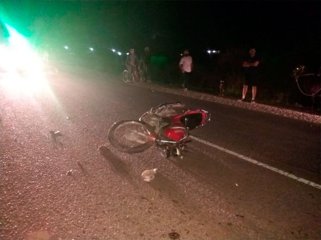 Una mujer a bordo de una moto chocó contra una vaca y sufrió tramatismo de cráneo