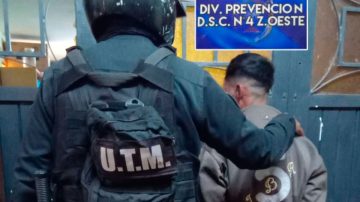 Tras persecución, detienen a sujeto con 50 paquetes de toallitas femeninas robadas