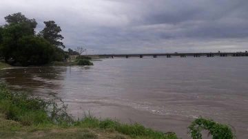 Dramática búsqueda de un adolescente que cayó en las aguas del Río Dulce