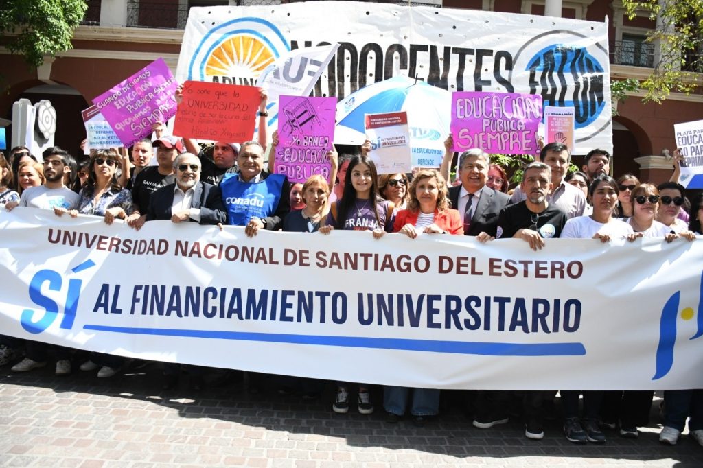 La intendente Norma Fuentes acompañó la marcha en defensa de la universidad pública y gratuita