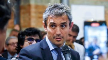 VIDEO | La insólita reacción de Martín Menem tras los huevazos y el escrache en Santa Cruz