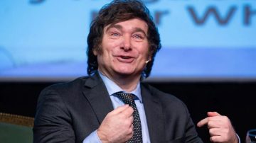 Advierten sobre el peligroso colapso del plan económico de Milei