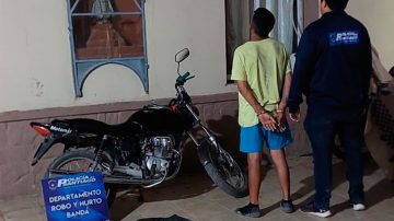 Capturan al conductor de la motocicleta que participó del violento arrebato a una mujer en La Banda