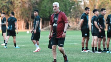 Le cambió la cara a Central Córdoba y ahora recibió el premio del mejor DT de septiembre