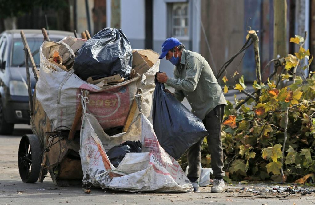 El costo del 3,5% de inflación de Milei: aumento de precios, caída del consumo y pobreza en ascenso