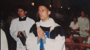 A pesar de las amenazas, sacerdote dejó los hábitos para vivir su amor con una catequista