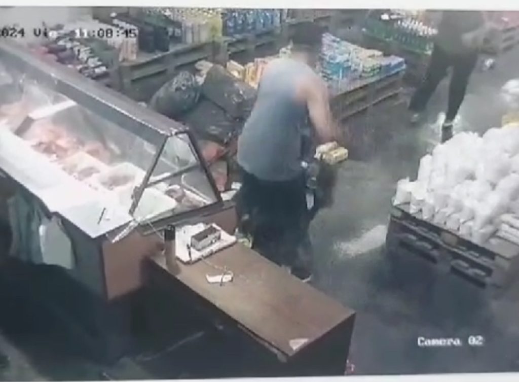 VIDEO | Tintina: en ajuste de cuentas sujeto agarró a machetazos a otro en un supermercado