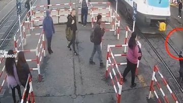 Impactante video: un hombre casi muere arrollado por un tren por caminar distraído con su celular