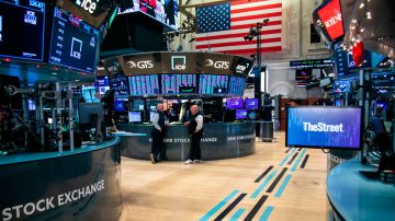 Baja el riesgo país y suben las acciones argentinas en Wall Street