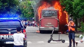 Un colectivo fue consumido por las llamas en pleno centro y causó temor entre la gente