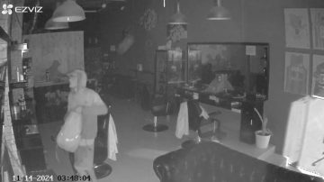 Video: delincuentes desvalijaron una barbería de zona Centro