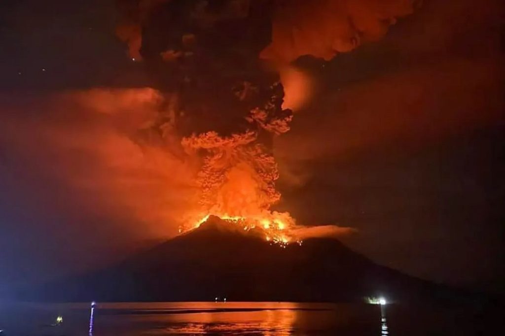 Indonesia: al menos diez muertos y edificios calcinados por la erupción de un volcán