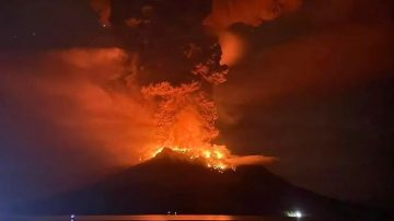 Indonesia: al menos diez muertos y edificios calcinados por la erupción de un volcán