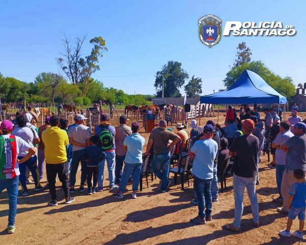 Pese a la polémica, la policía realizó con éxito la subasta de animales