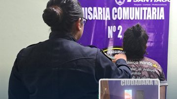 Detienen a una ladrona que arrebató el celular a un menor