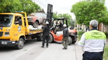 Comenzaron a retirar los autos abandonados en la vía pública