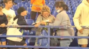 Video: la insólita pelea entre un niño y una mujer por una camiseta de Vélez