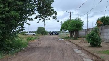 Feroz ataque a un joven cadete de policía en el barrio Vinalar: lo atacaron con un palo para robarle la moto