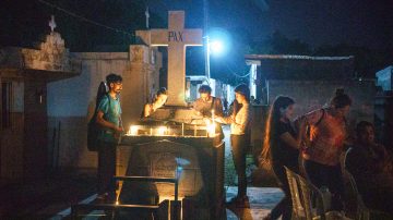 FOTOS | La alumbrada desde adentro: así se vivió esta tradición que conecta el mundo de los vivos y los muertos