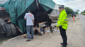 Un camión cargado de vino volcó en Santa Fe y los vecinos aprovecharon para llevarse la carga