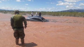 FOTOS | El auto no es Jesús: quiso cruzar el río y se lo llevó la corriente