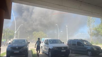 VIDEO | Voraz incendio consume un galpón de la feria del Río de Las Termas