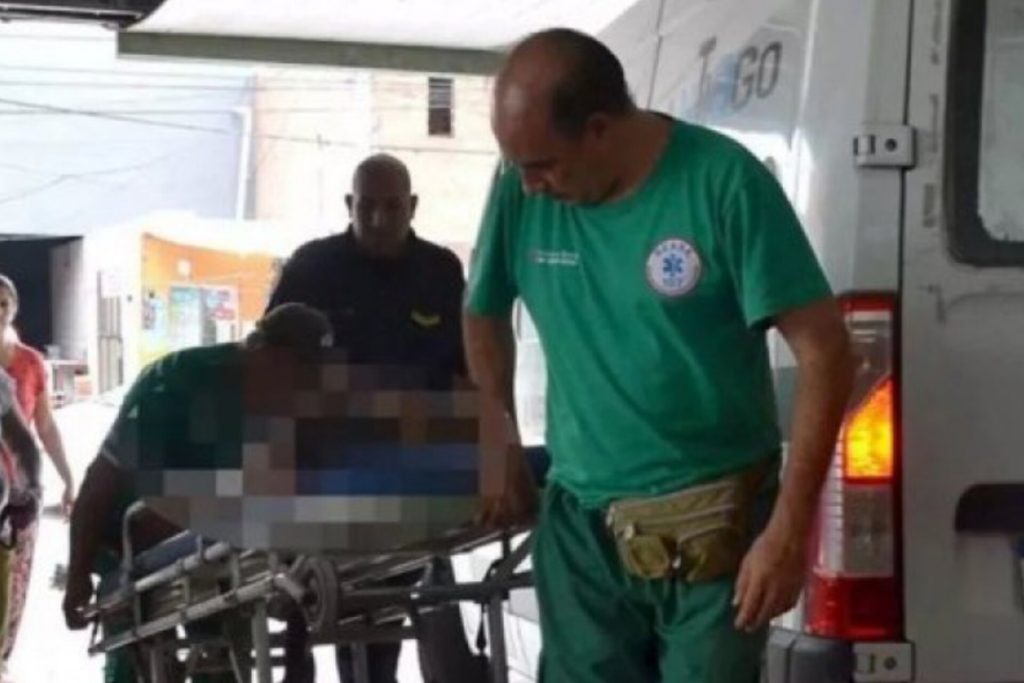 Mujer cae del techo de su casa en pleno Centro y un árbol amortigua la caída