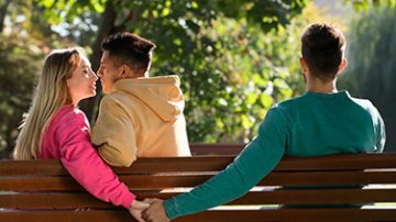 Tras años de casados, abrieron la relación y ella se acostó con su primo