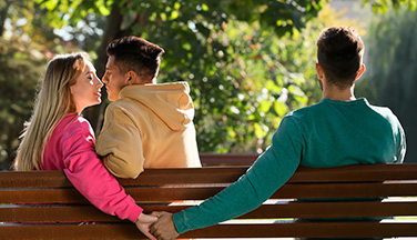 Tras años de casados, abrieron la relación y ella se acostó con su primo