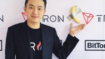 Un excéntrico millonario se comió una banana encintada: pagó 6,2 millones de dólares