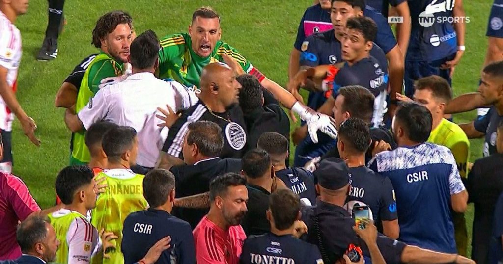 El festejo de Villa desató una trifulca en Mendoza: piña a La Roca, seguridad de River y la furia del Pity Martínez