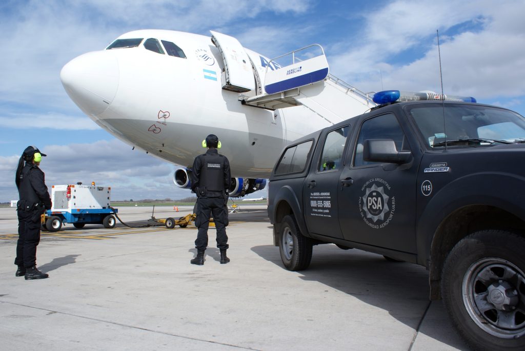 Patricia Bullrich autorizó a la PSA a descargar valijas de aviones
