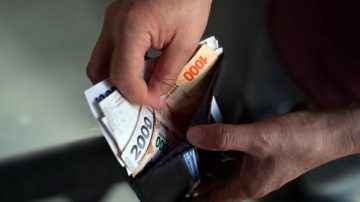 Se derrumbó el salario mínimo y ya se ubica por debajo de lo que estaba en 2001