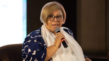 Julia Comán, destacada como la mujer del año por su servicio público