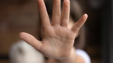 Una adolescente le contó a la rectora de su escuela que era abusada por su padrastro