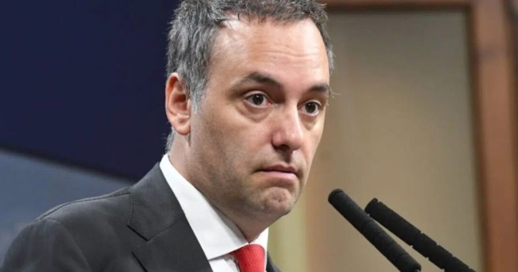 Manuel Adorni sumó nuevos empleados al Estado a pesar de que Milei lo prohibió