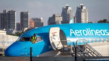 “O se cierra o se privatiza, pero no va a seguir en manos del Gobierno”, dijo Milei sobre Aerolíneas Argentinas
