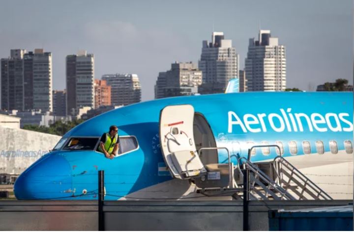 “O se cierra o se privatiza, pero no va a seguir en manos del Gobierno”, dijo Milei sobre Aerolíneas Argentinas