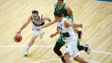 Olímpico cayó ante Atenas que ganó por primera vez en la Liga