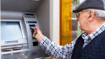 Adulto mayor se descompensó mientras esperaba a cobrar sus haberes