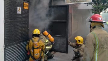 Bomberos trabajan para controlar un principio de incendio en un departamento