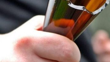 Amenazó a su tía con una botella de vidrio porque no le quería dar dinero