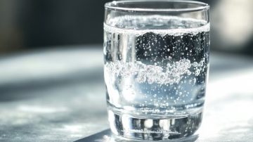 ¿Energía negativa o presión atmosférica?: el significado de las burbujas en un vaso con agua