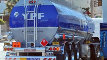 Peligroso: volcó un camión con combustible en la intersección de las rutas 34 y 5